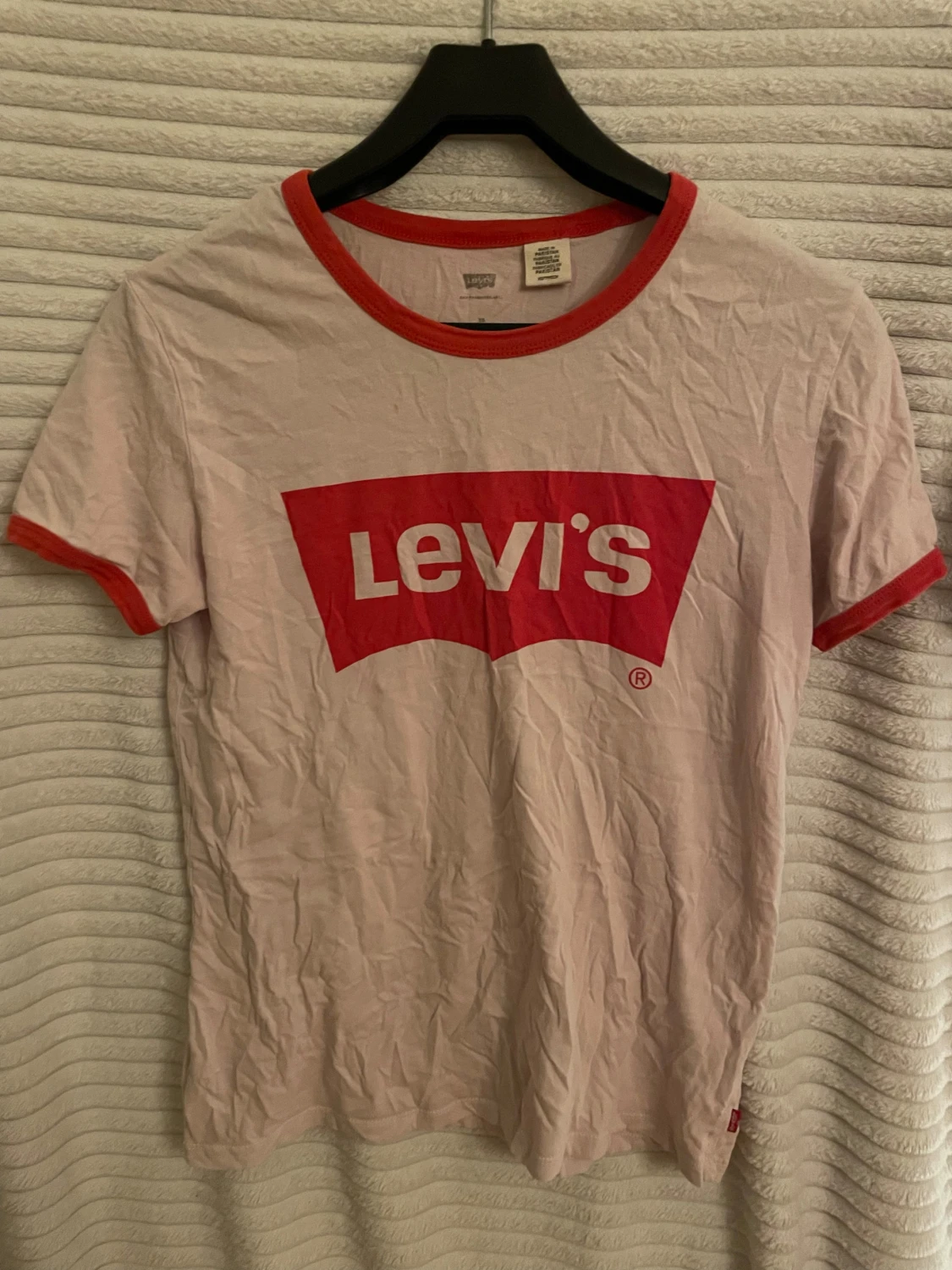 Vit och röd Levi's t-shirt