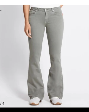 Gröna bootcut jeans från Lager 157  - Snygga gröna jeans från Lager 157 med klassisk femficksdesign och bootcut-ben. Modellen har hög midja och raka linjer som ger en schysst siluett. Jeansen är tillverkade i denimtyg. Perfekta att matcha med sneakers eller boots.  Andvända 2 ggr därav priset, men priset kan diskuteras inom rimliga gränser. 