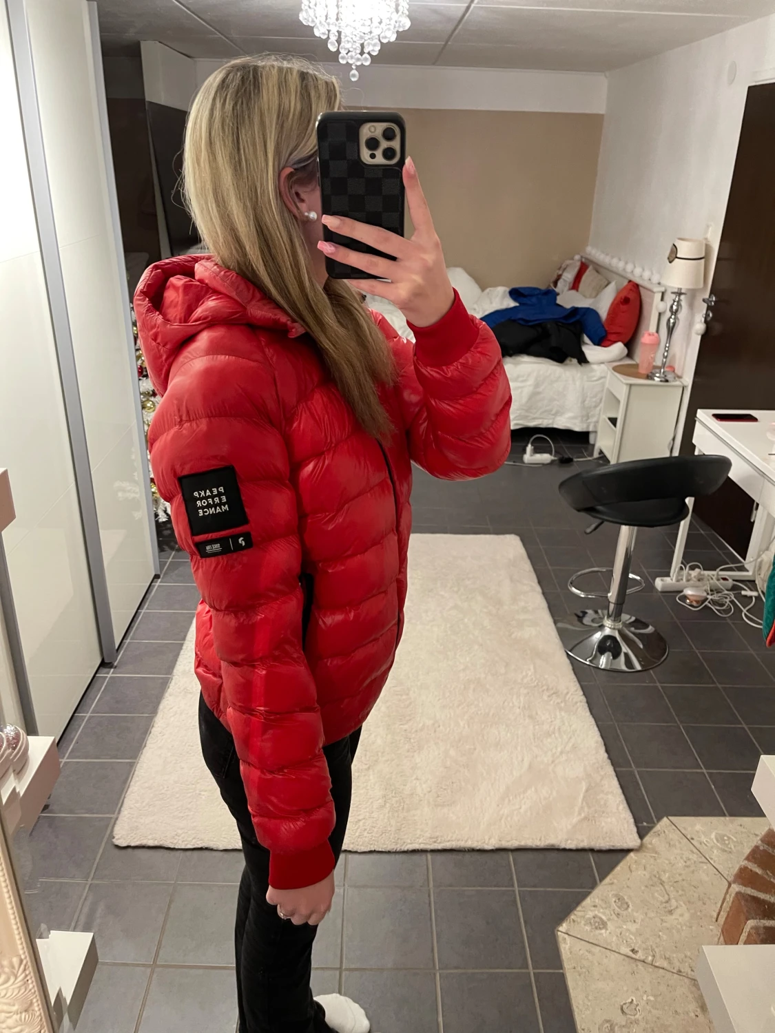 Röd Peak Performance dunjacka med huva - 1