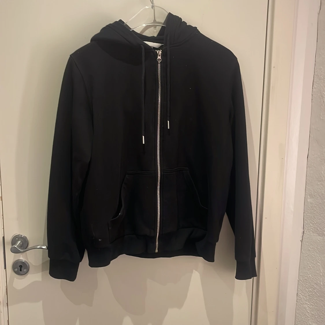 Svart hoodie med dragkedja från H&M