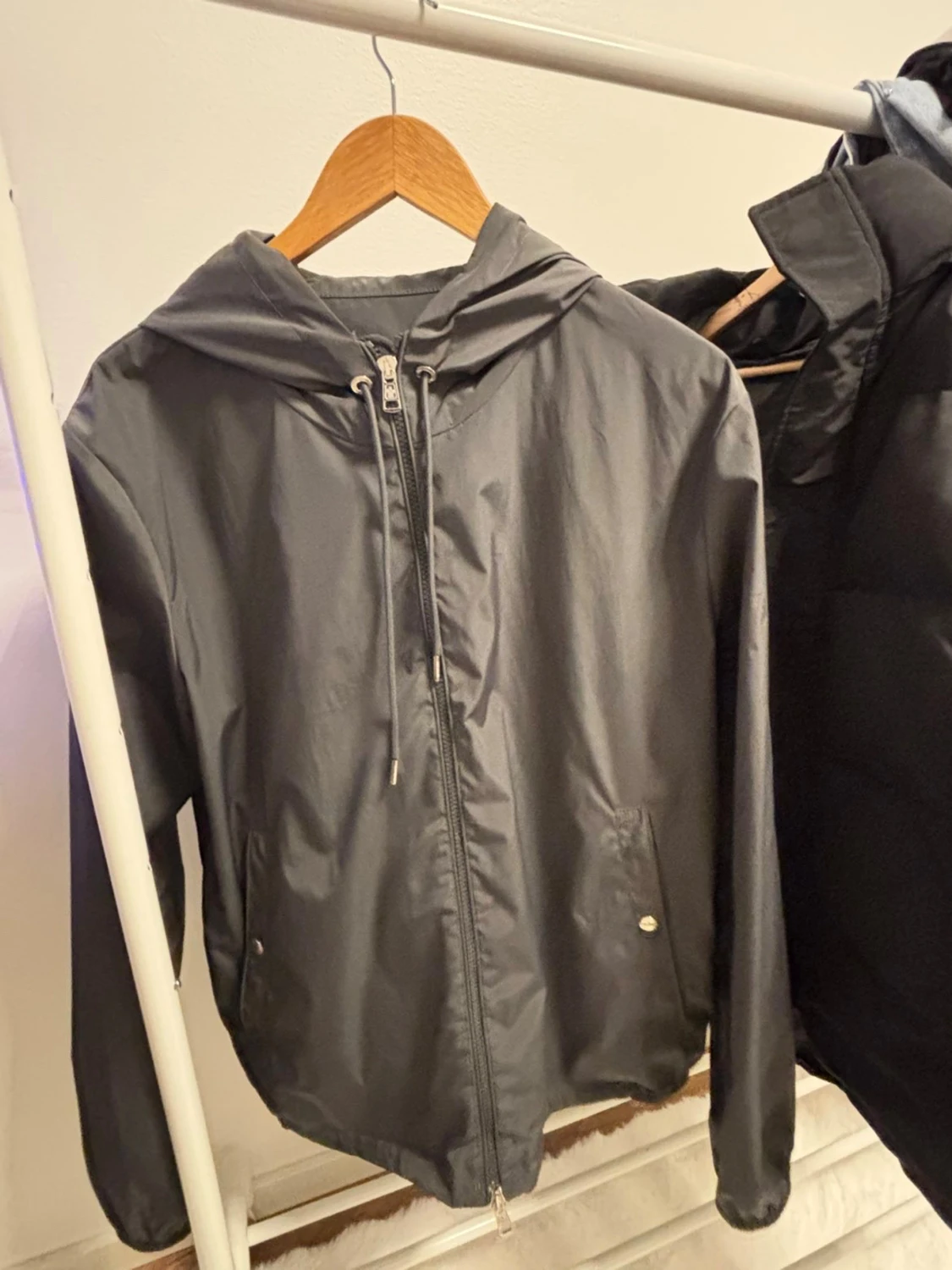 Grå vindjacka med huva och ränder