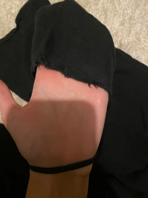 Svarta linnebyxor från Neo Noir, strl 36 - Svarta linnebyxor från Neo Noir i storlek 36. Byxorna har en loose passform, breda ben och snörning i midjan. Lite slitningar ner till. Ny pris 600kr