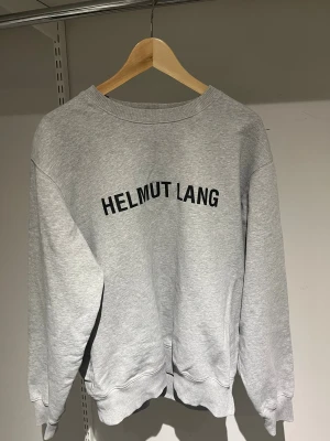 Helmut Lang Sweatshirt - Säljer denna asfeta Helmut Lang tröjan i perfekt skick! Nypris 250€ mitt pris 90€! 100% Äkta 🙌 Strolek M men sitter mer som L typ