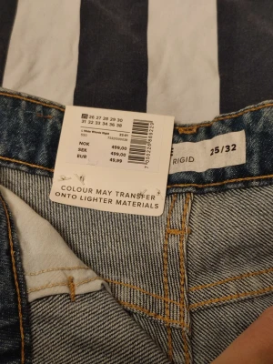 Raka jeans med revor 25/32 - Ett par raka blå jeans med revor på knäna. Från Cubus. Ord.pris 499kr. Jeansen är helt nya med prislapp kvar. Storlek 25/32.