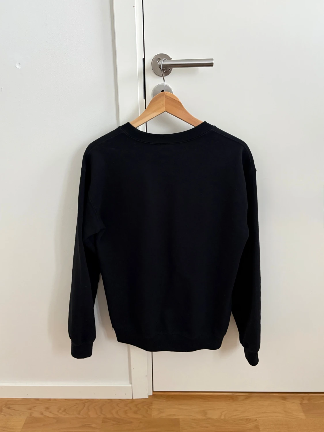 Svart sweatshirt från Arieaty - 2