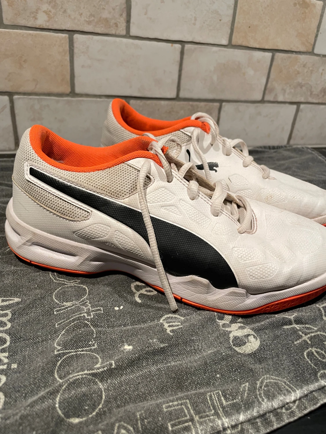 Vita och orange inomhusskor från Puma