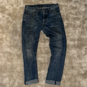Selvedge Nudie Jeans Steady Eddie II - Säljer ett par Nudie Jeans Steady Eddie II Stormy Selvage i klassisk blå tvätt. Jeansen har raka ben. Storlek 32/32 och skit bra skick. Vid frågor är det bara att skriva!😃