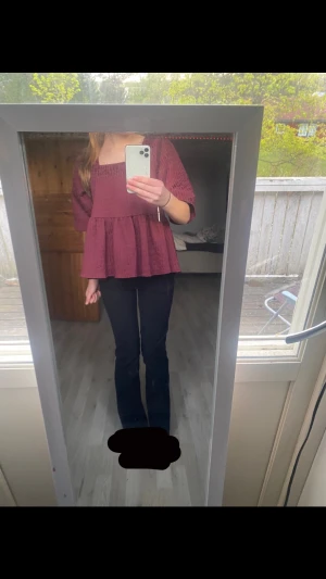 Vinröd blus från Carin Wester - Säljer en vinröd blus från Carin Wester i storlek 36. Blusen har en loose passform med volang nedtill, trekvartsärm och ett snyggt strukturerat tyg. Fyrkantig halsringning och dragkedja i sidan. Perfekt för dig som gillar unika detaljer och stilren design.