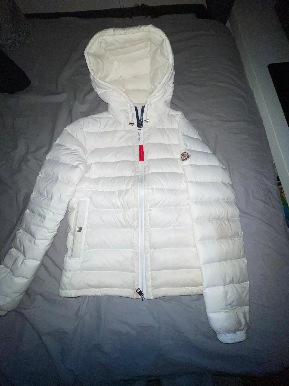 Vit Moncler dunjacka med huva - 2