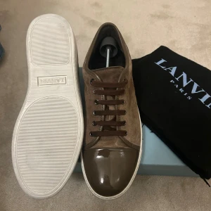 Brun/olivgröna lanvins storlek 9 (43) - Riktigt snygga lanvins🙌🏼🤯/skick 9,5 av 10 då den har en liten liten defekt som syns på bild 5 och 2🤩🙌🏼/storlek UK 9 (43 eu)/ Box och Dustbag medföljer inte vid köp. Kan lösa vid pris av 1999🤯🙌🏼😆/ skickas inom 24H efter köp/ SÅKLART ÄKTA/ hör av dig vid minsta lilla fundering så löser vi bra pris snabb affär😁🥳💸/ skickas med PostNord och Instabox👍🥳.