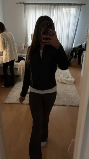 Svart pufferjacka från Sail Racing - Svart jacka från Sail Racing med quiltad design och dragkedja framtill. Jackan har en stilren, kortare passform och ribbad krage. Materialet är syntet och jackan har två sidofickor med dragkedja. Perfekt för dig som gillar en clean och sportig look.