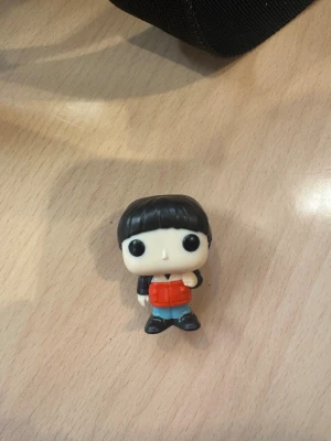 Kinder ägg Will - Denna produkt är en Funko Pop-figur, troligen från en populär TV-serie eller film. Figuren är i gott skick utan synliga skador eller slitage. Perfekt för samlare eller som dekoration. Se bilder för detaljerad skickbedömning.