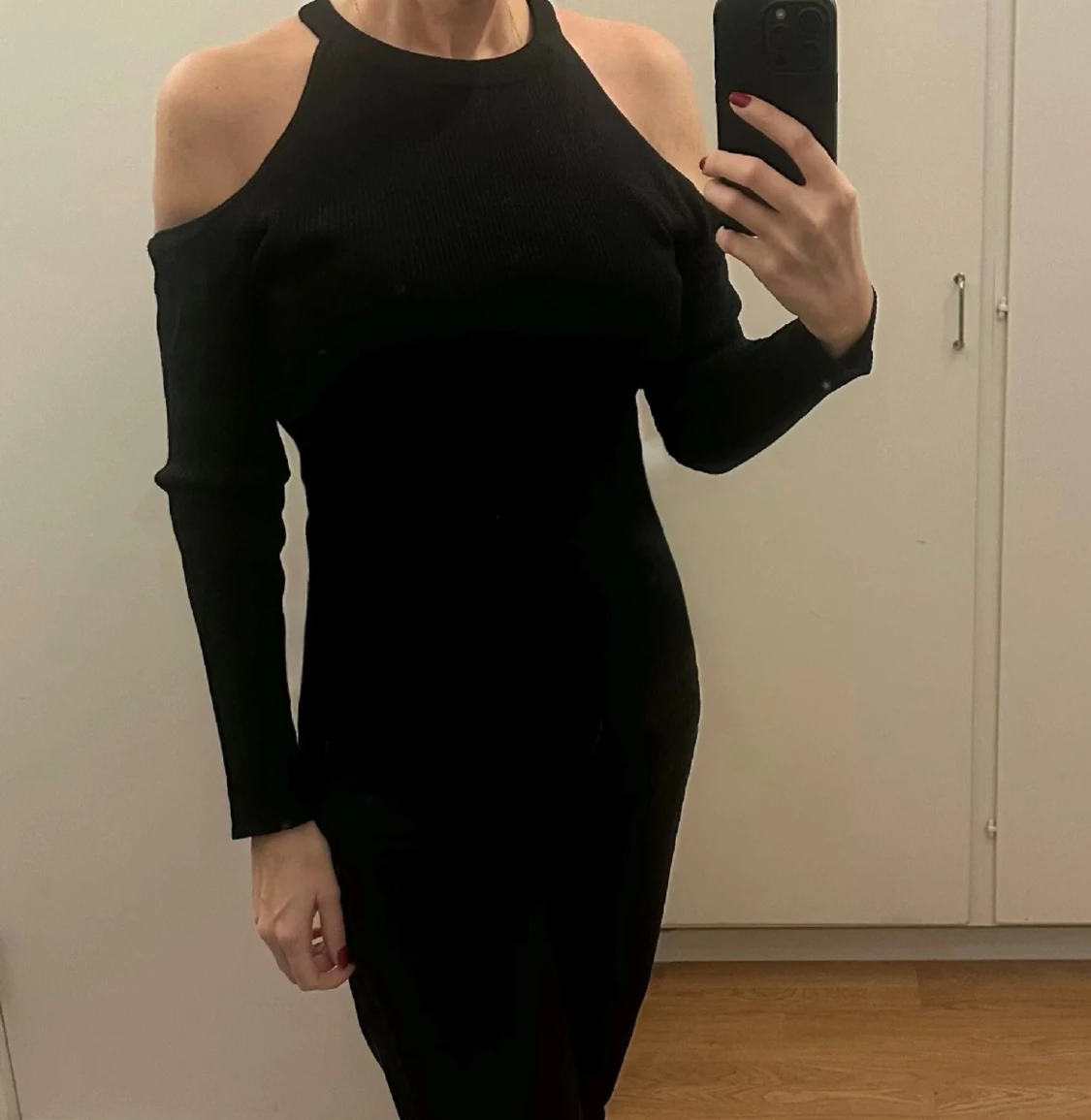 Svart långärmad topp med offshoulder - 4