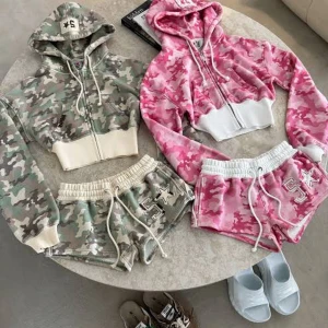 Äkta! Camo croppad hoodie Hidden Cult XS - Säljer en croppad hoodie från Hidden Cult i beige och grönt camomönster. Tröjan har huva med snörning, dragkedja framtill och breda ribbade muddar i offwhite. Perfekt för en chill och trendig streetstyle-look. 