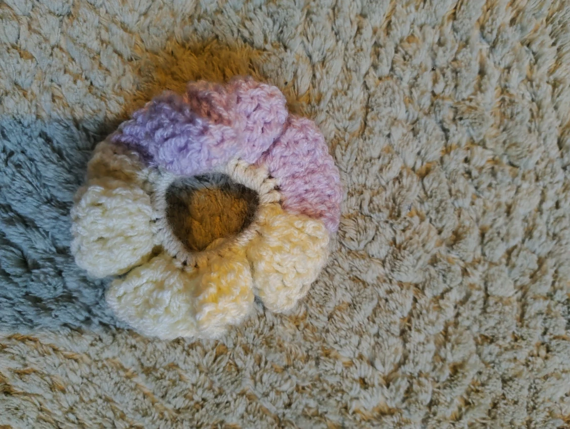 Handgjord virad scrunchie 