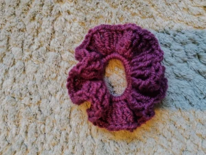 Handgjord virkad scrunchie i lila - Superfin handgjord virkad scrunchie i lila med volangkant. Perfekt för att ge din frisyr en söt och färgglad touch. Mjuk och stretchig, passar både till uppsatt hår och som accessoar runt handleden. Virkad av mig!