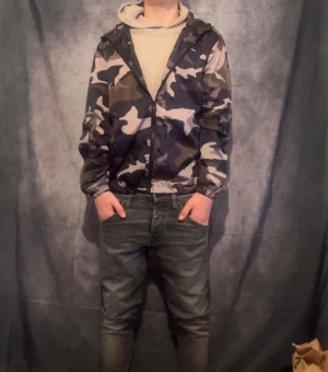 Helt ny vind jacka från Lindfors  - Helt ny skit snygg jacka från Lindfors i storlek S/M som är perfekt för vintern och hösten. Den har en slim i passformen och är riktigt bekväm 😁