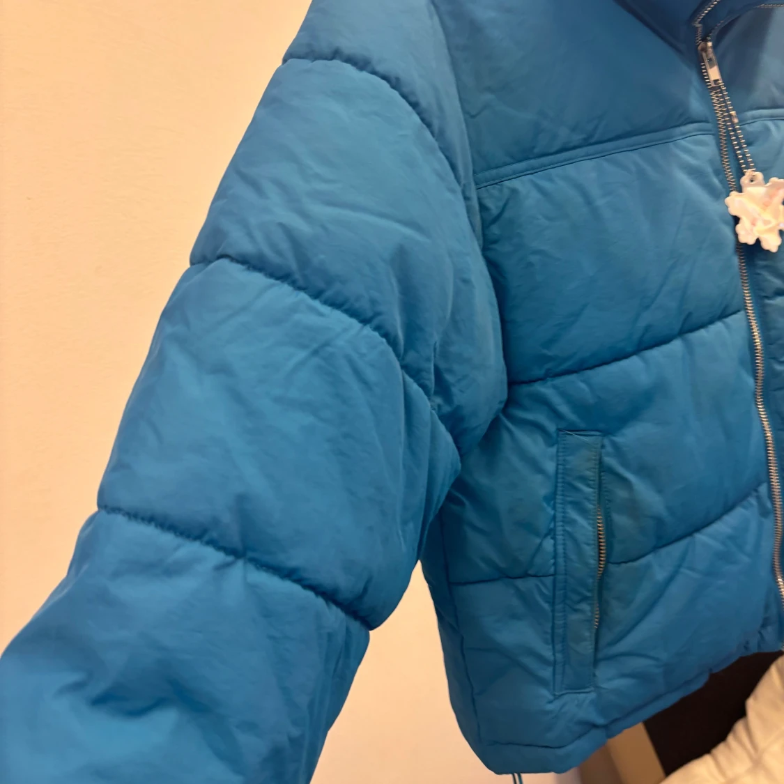 Blå pufferjacka med dragkedja - 1