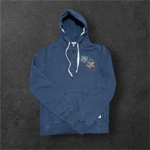 Hilfiger denim vintage hoodie - Säljer en brutalt fet vintage hoodie från Hilfiger denim, storlek M kan passa en större S. Tröjan är lite urtvättad men bidrar bara till ”vintage” looken. Pris kan diskuteras 😁