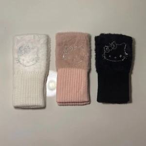 Hello Kitty damhanskar - Säljer 3 olika sorter damhanskar med hello Kitty,  Färgerna   Vit finns 3st Svart finns 1st Rosa finns 1st   179kr st  Om du önskar och köpa fler så är det bara att höra av:)  Önskar du dig ha flera stycken eller om någon är slut så är det bara att höra av så ordnar vi det!  Riktig sköna inför vintern och super mjuka och glitter!! För dig som älskar hello Kitty plus det är ett hål som du kan sticka ut tummen!