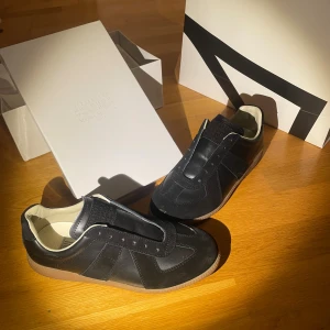 Masion margielas  - Fräscha och stilrena skor från masion margiela, storlek 44(passar även 43 bra) box och påse med kommer ✅Hör av er vid frågor eller liknand ‼️