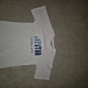 Vit Trapstar t-shirt. - Vit t-shirt från Trapstar i storlek S. Toppskick aldrig använt.