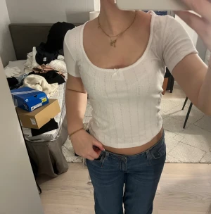 Vit topp - Söt vit topp från bikbok, storlek s💓