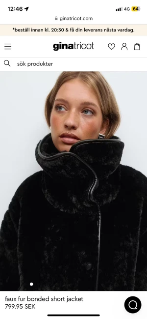 Svart teddyjacka från Gina Tricot - Säljer en svart teddyjacka med hög krage men kan även knäppa upp och ha som vanlig kappa. Väldigt varm och perfekt till vintern. Använd 1-2 gånger nypris 800 mitt pris 550 Slutsåld