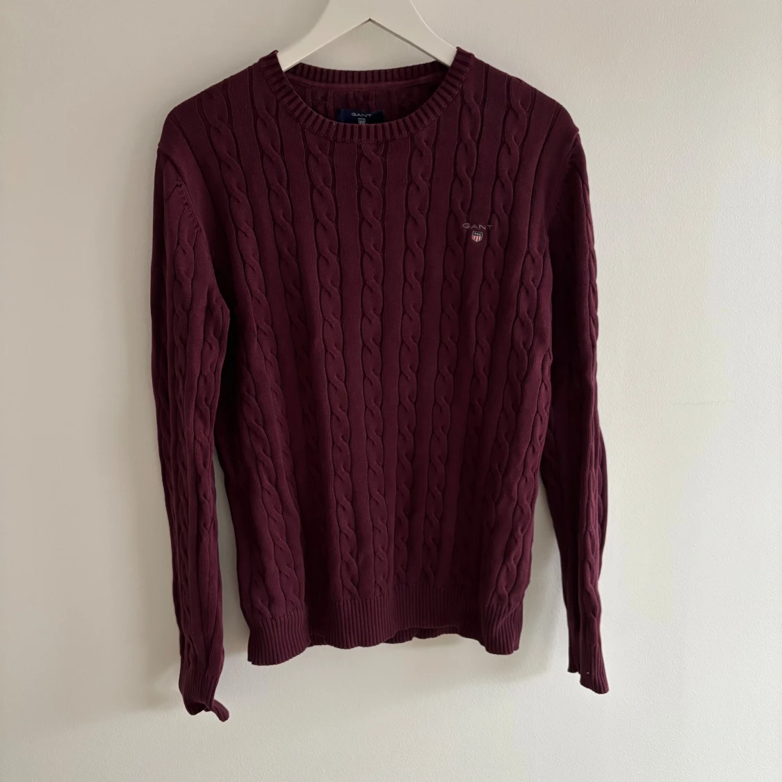 Vinröd kabelstickad tröja från GANT Herr - 1
