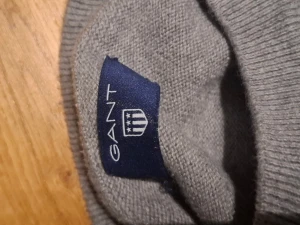 Grå sweatshirt från GANT - Säljer en grå sweatshirt från GANT med stor logotyp och texten '1949' på bröstet. Tröjan har rund hals, ribbade muddar vid ärmslut och nederkant samt långärmad passform. Perfekt för dig som gillar klassisk och sportig stil.