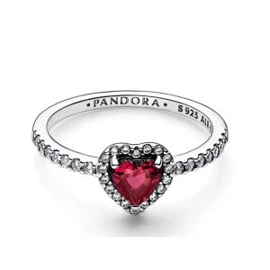 Pandora silverring med röd hjärtsten - Superfin ring från Pandora i äkta silver med en gnistrande röd hjärtformad sten i mitten, omgiven av små klara stenar längs hela ringen. Perfekt för dig som gillar romantiska detaljer och vill ha något som verkligen sticker ut. Små tecken på användning, men fortfarande i fint skick och går att rengöra. Kommer tyvärr inte ihåg vilken storlek det är på ringen, men jag har vanligtvis storlek M. 