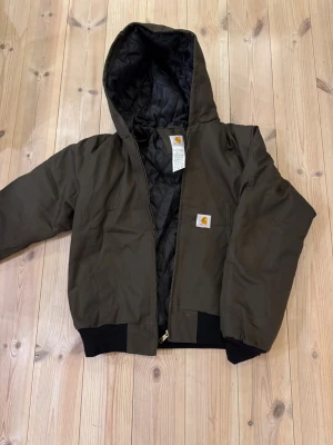 Carhartt Jacka - Carhartt Duck Active Jacket | Size: L | Khaki/Dark Brown, Black  |  Jättefint skick ✅ Asfet passform, varm & bekväm 🙌
