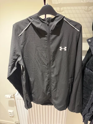 Svart vindjacka från Under Armour -  vindjacka från Under armour säljer denna då den inte passa någon som vill ha den kom med ett pris 