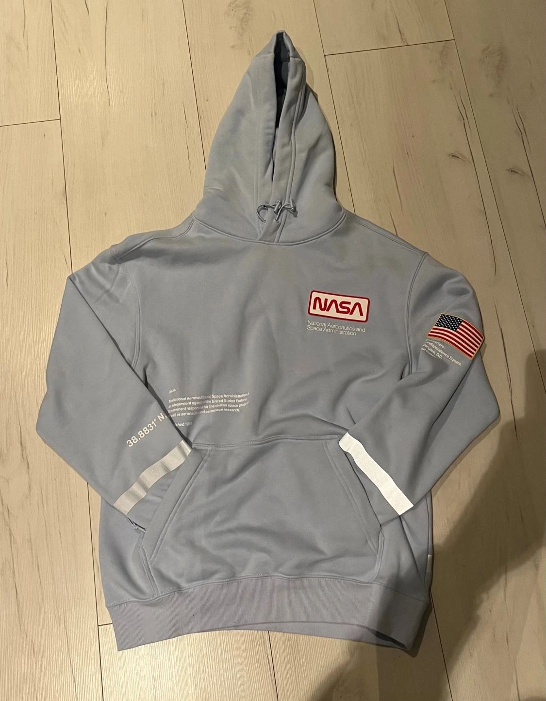 Ljusgrå NASA hoodie med tryck