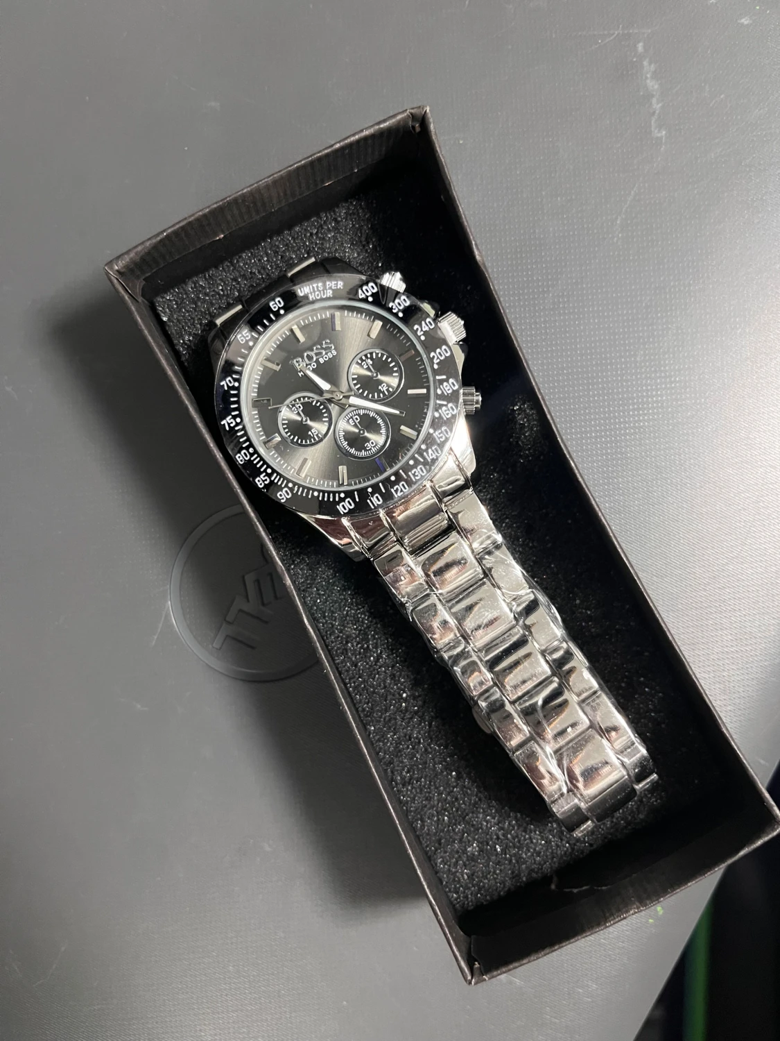 Silverfärgad klocka från Hugo Boss