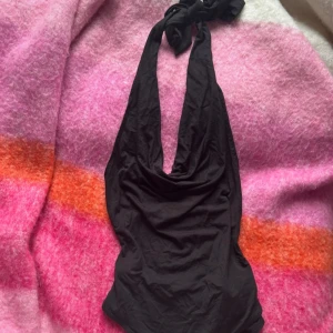 Body med öppen rygg - Justerbar body i super skönt material! Halterneck, aldrig använd 🩷❤️