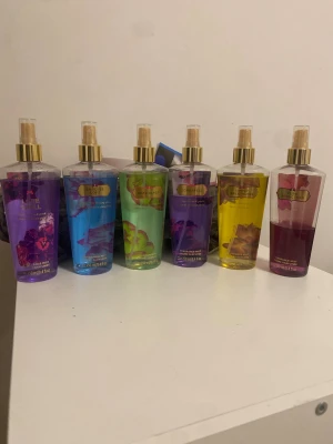 Victoria's Secret body mists mix - Säljer ett set med sex olika body mists från Victoria's Secret. 1st för 149 kr alla för 799kr och den rosa för 79kr! För det ej finns så mycket i!! 