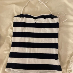 randig sommartopp från gina - raderna är mörkblå