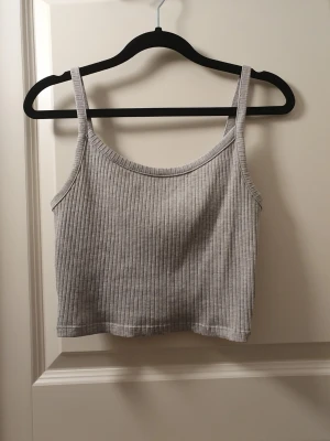 Croppad ribbat linne - Croppad ribbat linne helt nytt!🌸