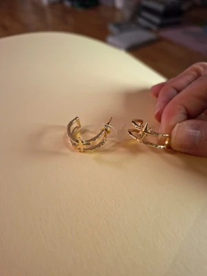 Guldiga örhängen med stjärndetalj - Fler fina accessoarer finns på min profil 💍  More exquisite accessories on my profile listings.