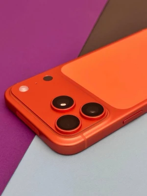 Orange iPhone 17 pro max  - .📱 Apple iPhone 17 Pro Max – NY & OÖPPNAD FÖRPACKNING  Till salu finns ett helt nytt Apple iPhone 17 Pro Max från en seriös källa. Jag köper och säljer regelbundet smartphones och elektronik, så du kan räkna med en professionell, säker och transparent affär – liknande en återförsäljare.  ⸻  🔒 Skick 	•	✅ Ny & oanvänd 	•	✅ Oöppnad originalförpackning (OVP) 	•	✅ Original Apple-försegling intakt 	•	✅ Aldrig aktiverad 	•	✅ Ingen SIM-låsning / fri för alla nät  Enheten har inte packats upp, konfigurer