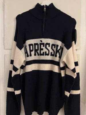 Mörkblå stickad tröja Après Ski - Snygg mörkblå stickad AFTER SKI tröja. Helt ny, prislapp kvar. Nypris: 200kr