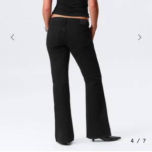 Nya weekday Low waist jeans  - Älskar dom de är så snygga och bra pris men de är tyvärr för små, aldrig använda, köpte men insåg när lappen var av att de var för små tyvärr. Nypris 600! En liiiten defekt där lappen där bak har fått en spricka när jag testa de…. Dm för bild