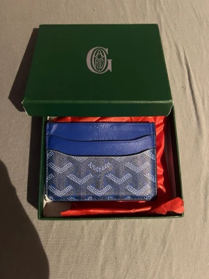 Go4theYard plånbok Blå - Blå go4yard plånbok i läder. Lite skrapor på den som ni kan se på bilden, men väldigt bra ändå!