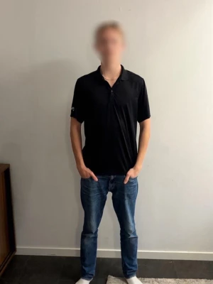 Svart Callaway piké  - Säljer en svart pikétröja från Callaway med klassisk krage och knappslå. På ärmen finns en snygg vit Callaway-logga broderad. Tröjan är tillverkad i ett mjukt och lätt material som passar perfekt för golf eller andra sportiga aktiviteter.