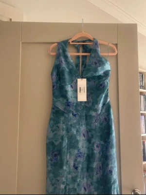 Blommig blå långklänning från Adoore - Prislapp kvar