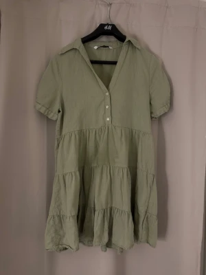 Sött kläning - Super sött kläning som inte kommer till användning. Hundhår kan finnas på plagget. Kan behöva strykas!🤍