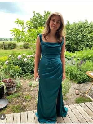 Balklänning -  Säljer min balklänning, endast använd 1 gång otroligt fin klänning. Köpt på en klänningsbutik i Malmö för 2300 kr.