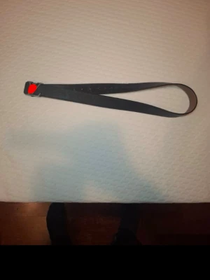 Svart klassiskt skärp i skinn - Stilrent svart bälte i skinn med enkel, rektangulär metallspänne. Perfekt accessoar för att lyfta din outfit och passar till både jeans och kostymbyxor. Tidlös design som funkar året runt.