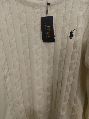 Polo Ralph Lauren sweatshirt  - Säljer min Polo Ralph Lauren vit sweatshirt, helt ny utan användning. Passar dig mellan S-M 